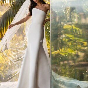 Pronovias Day Wedding Gown - Mermaid Gown size 6